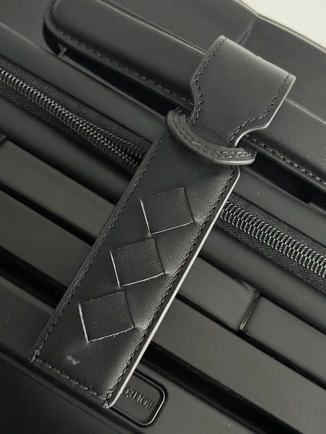 Batch 2320 BOTTEGA VENETA 2025 new Odyssey suitcase. The design of this suitcase is really amazing! ! ! ! Designed using BV’s iconic weaving process, the leather handle is made of calfskin ~ four silent caster wheels ~ and comes with a detachable leather luggage tag. Good looks and pragmatism at the same time🖤 Dear friends, do you often worry about not having the right equipment when you travel frequently? BV’s new woven plaid carry-on suitcase is tailor-made for our business trip party😎. This woven plaid design is so unique that you can distinguish it from others at the airport at a glance, so you no longer have to worry about picking up the wrong one. And the size is just right, so you can easily take it on the plane and avoid the trouble of waiting for check-in. Style number: 822479 Size: 55*35*21cm